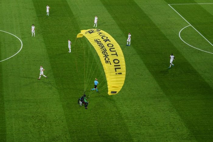 Manifestante en paracaídas casi cae a las gradas en la previa de Francia vs Alemania de la Eurocopa