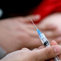 Jeanette Vega llama a la calma tras suspensión parcial de vacuna de AstraZeneca: 