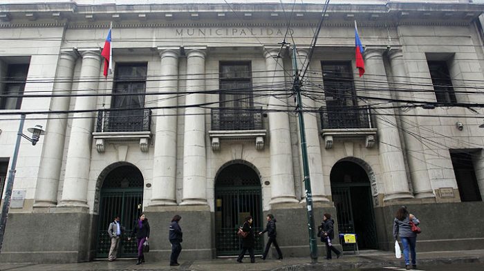 Municipalidad de Valparaíso despide a 44 funcionarios: trabajadores acusan «arremetida política» y administración argumenta «crisis presupuestaria» Municipalidad de Valparaíso despide a 44 funcionarios: trabajadores acusan