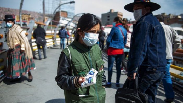 «A las 5 de la mañana estoy en la calle con mi mamá vendiendo pañuelos»: el relato de Valentinne, una boliviana de 9 años, y de otros niños que trabajan «A las 5 de la mañana estoy en la calle con mi mamá vendiendo pañuelos»: el relato de Valentinne, una boliviana de 9 años, y de otros niños que trabajan
