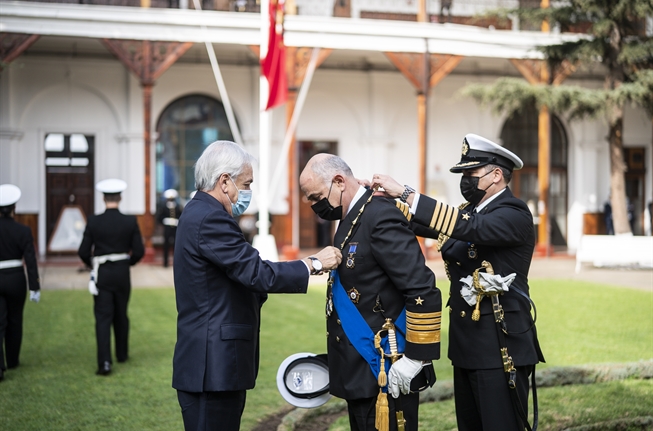 Presidente Piñera encabeza ceremonia de cambio de mando del Comandante en Jefe de la Armada Presidente Piñera encabeza ceremonia de cambio de mando del Comandante en Jefe de la Armada