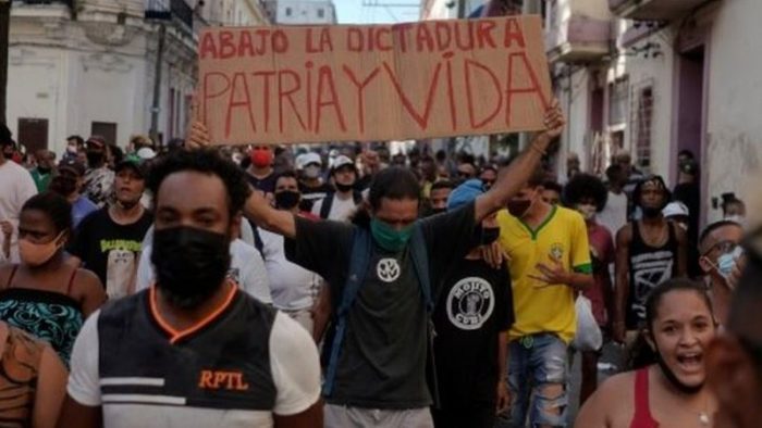 Protestas en Cuba: de dónde surgió el lema «Patria y vida» que se usa en las manifestaciones contra el gobierno Protestas en Cuba: de dónde surgió el lema