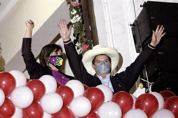 Castillo iniciará su mandato presidencial en Perú con un 53 % de aprobación Castillo iniciará su mandato presidencial en Perú con un 53 % de aprobación