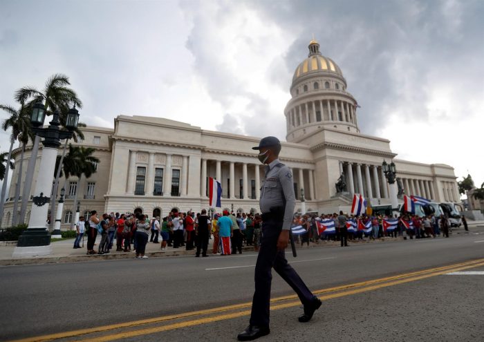 Medios estatales reportan un muerto en las protestas antigubernamentales en Cuba