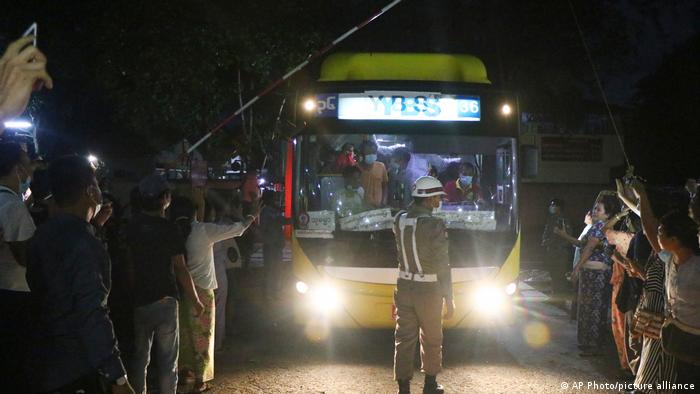 Junta birmana libera 2.296 detenidos tras golpe de Estado Junta birmana libera 2.296 detenidos tras golpe de Estado
