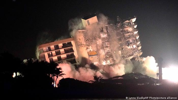Explosivos derriban resto del condominio colapsado en Miami Explosivos derriban resto del condominio colapsado en Miami
