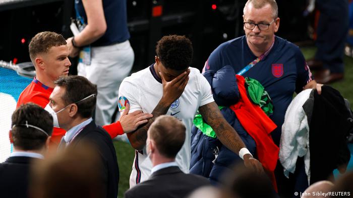 Boris Johnson y príncipe William rechazan los insultos racistas contra futbolistas ingleses que erraron sus penales en la final de la Eurocopa Boris Johnson y príncipe William rechazan los insultos racistas contra futbolistas ingleses que erraron sus penales en la final de la Eurocopa