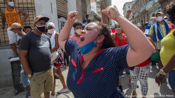 Se extienden protestas en Cuba durante la noche: denuncian disparos a manifestantes y reportan saqueos a tiendas Se extienden protestas en Cuba durante la noche: denuncian disparos a manifestantes y reportan saqueos a tiendas