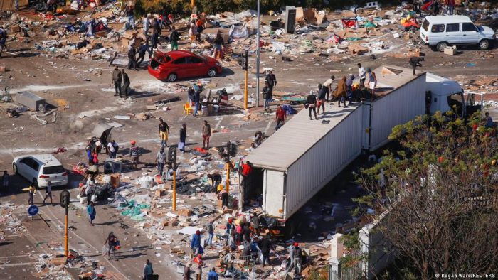 Casi 120 personas han muerto en saqueos y disturbios en Sudáfrica Casi 120 personas han muerto en saqueos y disturbios en Sudáfrica