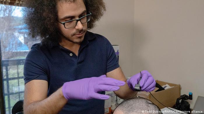 Una neuroprótesis le permite recuperar el «habla» a un hombre con parálisis cerebral Una neuroprótesis le permite recuperar el