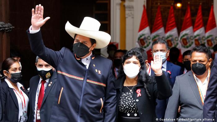 Pedro Castillo asume como presidente de Perú: juró “por los campesinos, pescadores, niños” y por “una nueva Constitución” Pedro Castillo asume como presidente de Perú: juró “por los campesinos, pescadores, niños” y por “una nueva Constitución”