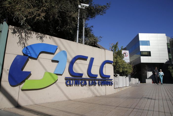 Caso tercera dosis de Clínica Las Condes: presidenta de médicos renuncia y apunta a un «clima hostil» dentro del recinto Caso tercera dosis de Clínica Las Condes: presidenta de médicos renuncia y apunta a un