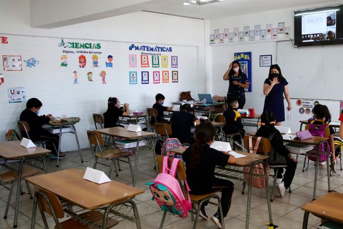 Presidente Piñera insiste en retorno a clases presenciales y Colegio de Profesores asegura que en 31 comunas de la RM no están las condiciones: La Reina realizará consulta ciudadana Presidente Piñera insiste en retorno a clases presenciales y Colegio de Profesores asegura que en 31 comunas de la RM no están las condiciones: La Reina realizará consulta ciudadana