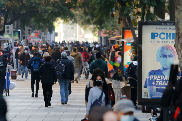 Desempleo en el Gran Santiago cae a su menor nivel desde el inicio de la pandemia, pero población inactiva sigue al alza
