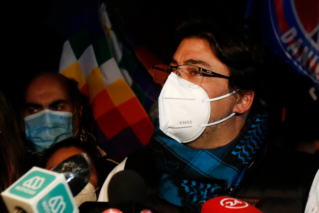 Ataque frustrado contra Daniel Jadue: Tribunal condena a ocho y 10 años de presidio a sujetos que lanzaron bomba molotov en iglesia donde se encontraba edil de Recoleta Ataque frustrado contra Daniel Jadue: Tribunal condena a ocho y 10 años de presidio a sujetos que lanzaron bomba molotov en iglesia donde se encontraba edil de Recoleta