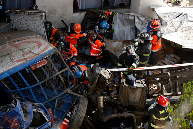 Desbarrancan dos camiones y un auto en Viña del Mar: accidente deja tres muertos Desbarrancan dos camiones y un auto en Viña del Mar: accidente deja tres muertos