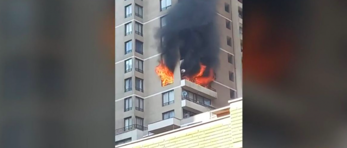 Incendio en piso 16 de edificio en Santiago dejó tres personas afectadas: Bomberos controló las llamas Incendio en piso 16 de edificio en Santiago dejó tres personas afectadas: Bomberos controló las llamas