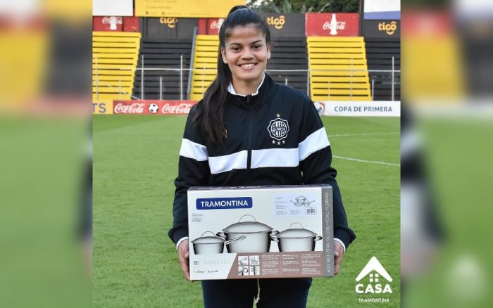 Jugadora paraguaya es elegida como la destacada del partido y le entregan un set de ollas como reconocimiento a su desempeño Jugadora paraguaya es elegida como la destacada del partido y le entregan un set de ollas como reconocimiento a su desempeño