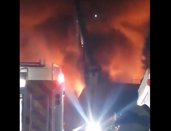 Gran incendio fue acompañado con fuertes explosiones en fábrica de colchones en Coquimbo Gran incendio fue acompañado con fuertes explosiones en fábrica de colchones en Coquimbo