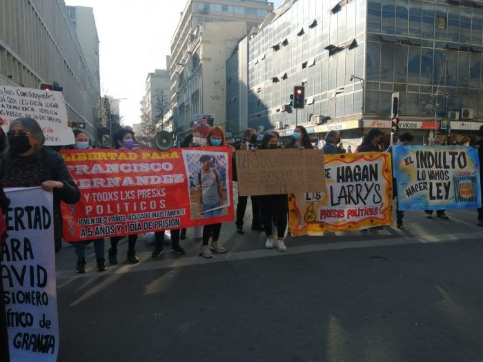 Convención Constitucional: Familiares de presos del estallido realizan manifestación en las afueras del exCongreso Convención Constitucional: Familiares de presos del estallido realizan manifestación en las afueras del exCongreso