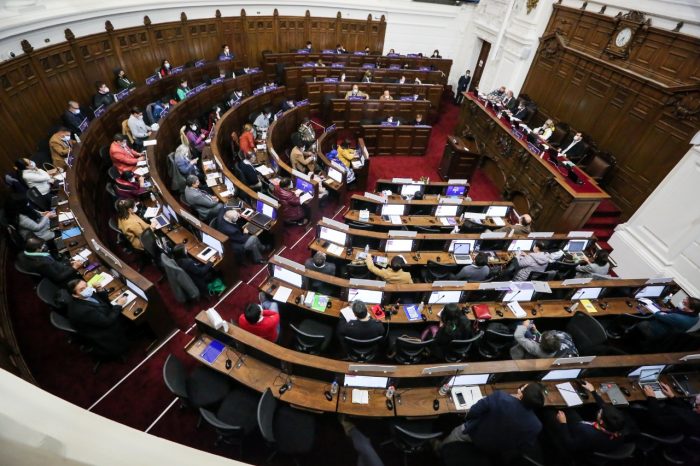En jornada marcada por los reclamos de la derecha, Convención Constitucional aprueba ampliar la mesa a 9 cupos, incluyendo dos para pueblos originarios En jornada marcada por los reclamos de la derecha, Convención Constitucional aprueba ampliar la mesa a 9 cupos, incluyendo dos para pueblos originarios