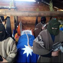 Encapuchados fuertemente armados resguardan el féretro del integrante de la CAM, Pablo Marchant