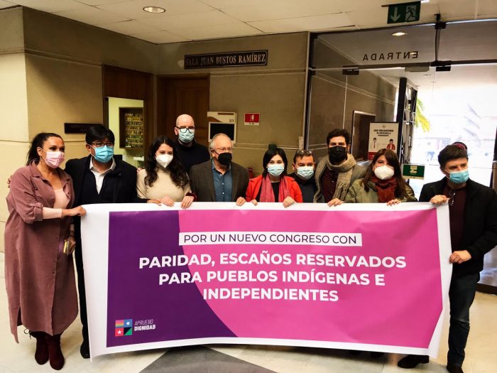 Parlamentarios de Apruebo Dignidad exigen celeridad para aprobar proyecto que incluye paridad, escaños reservados y listas de independientes en el próximo ciclo parlamentario Parlamentarios de Apruebo Dignidad exigen celeridad para aprobar proyecto que incluye paridad, escaños reservados y listas de independientes en el próximo ciclo parlamentario