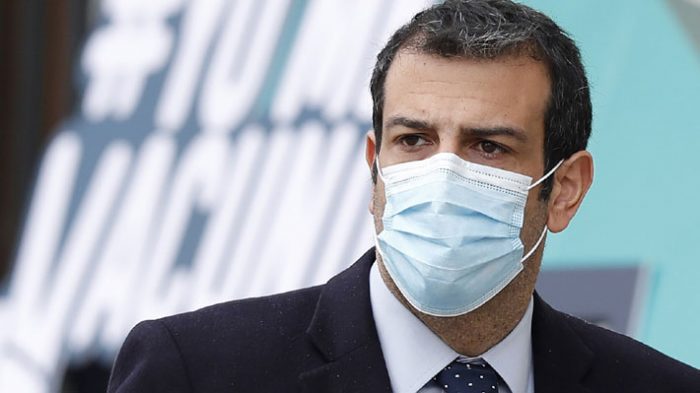 Ministro Delgado acepta renuncia de su jefe de gabinete: es cuñado del padre de menor contagiado con variante Delta Ministro Delgado acepta renuncia de su jefe de gabinete: es cuñado del padre de menor contagiado con variante Delta