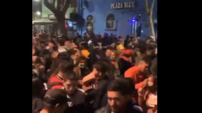 Tres detenidos en masivo «carrete improvisado» en plena vía pública del Barrio Bellavista de Santiago Tres detenidos en masivo