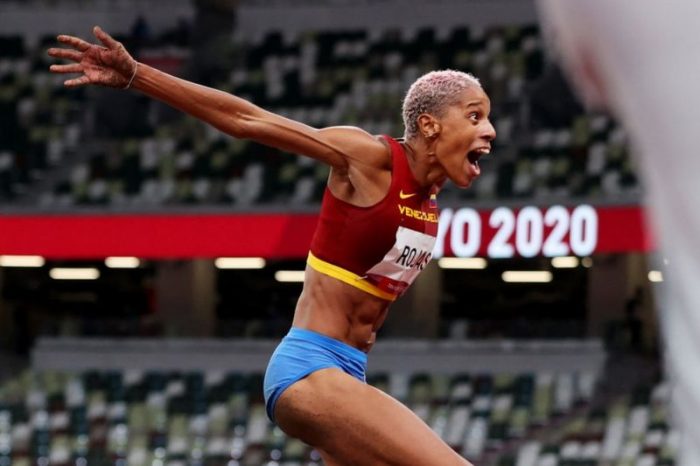 La venezolana Yulimar Rojas gana oro en salto triple femenino en Tokio y bate el récord olímpico y mundial La venezolana Yulimar Rojas gana oro en salto triple femenino en Tokio y bate el récord olímpico y mundial