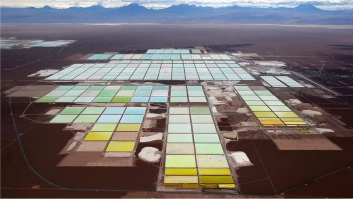 Los impactantes paisajes que las baterías de tus teléfonos están creando en Sudamérica Los impactantes paisajes que las baterías de tus teléfonos están creando en Sudamérica