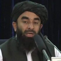 El Talibán dice que impedirá que más afganos lleguen al aeropuerto de Kabul para abandonar el país