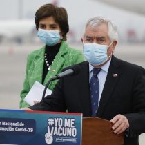 Cargamento con 2 millones de dosis de la vacuna Sinovac fue recibido por el ministro Enrique Paris y la subsecretaria Paula Daza en el aeropuerto de Santiago
