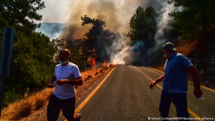Turquía intensifica lucha contra incendios con ayuda europea Turquía intensifica lucha contra incendios con ayuda europea