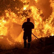 Bomberos en lucha “cuerpo a cuerpo” contra incendio en isla griega de Eubea