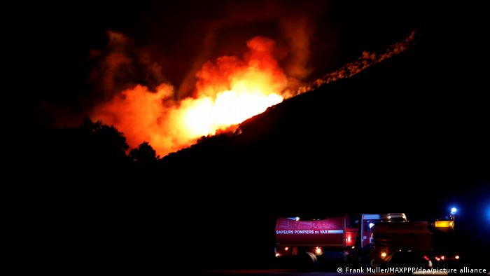 Miles de evacuados en la Costa Azul francesa por incendio forestal Miles de evacuados en la Costa Azul francesa por incendio forestal