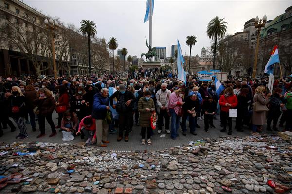 Argentinos realizaron manifestación frente a la Casa Rosada por el manejo de la pandemia por parte del gobierno Argentinos realizaron manifestación frente a la Casa Rosada por el manejo de la pandemia por parte del gobierno