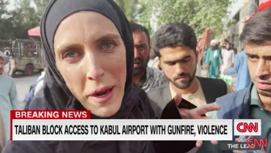 Talibanes amenazan a periodista Clarissa Ward mientras entrevistaba a ciudadanos afganos