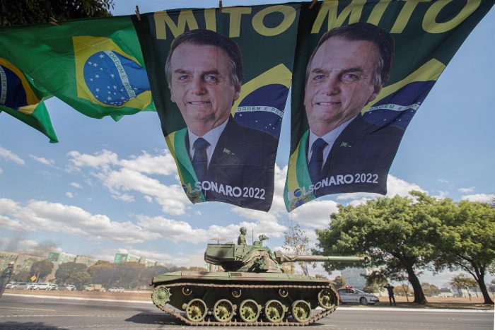 Sin necesidad de tanques: con Bolsonaro, los militares han vuelto abiertamente y sin pudor a la mesa de decisiones Sin necesidad de tanques: con Bolsonaro, los militares han vuelto abiertamente y sin pudor a la mesa de decisiones
