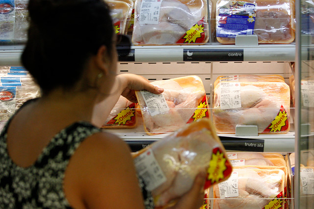 Colusión en precios de los pollos sigue penando a supermercados: Sernac demandará a Walmart y SMU y pedirá compensación a consumidores Colusión en precios de los pollos sigue penando a supermercados: Sernac demandará a Walmart y SMU y pedirá compensación a consumidores