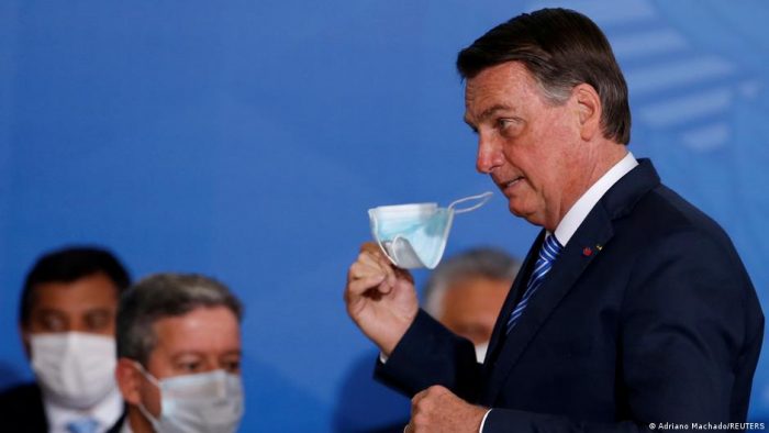 Mujer desinfecta micrófono utilizado por Bolsonaro en la Asamblea General de las Naciones Unidas justo antes de la intervención de Joe Biden Mujer desinfecta micrófono utilizado por Bolsonaro en la Asamblea General de las Naciones Unidas justo antes de la intervención de Joe Biden