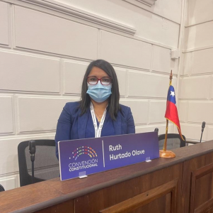 Dichos de Ruth Hurtado sobre machi Linconao abre nueva polémica en la Convención: Loncon acusa “maltrato a la dignidad de nuestra autoridad tradicional” y la derecha denuncia censura