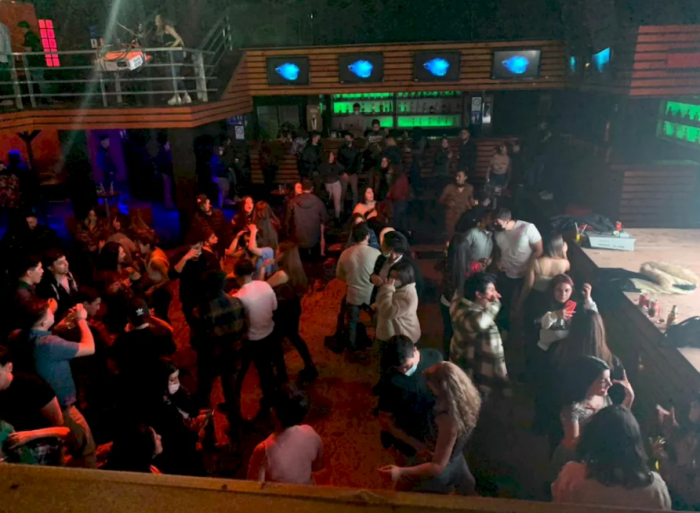Seremi de Salud de Magallanes inicia sumario sanitario contra discoteca de Punta Arenas que abrió en pandemia Seremi de Salud de Magallanes inicia sumario sanitario contra discoteca de Punta Arenas que abrió en pandemia