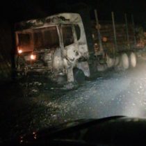 Ataque incendiario en Nacimiento: cinco camiones y una grúa quemados