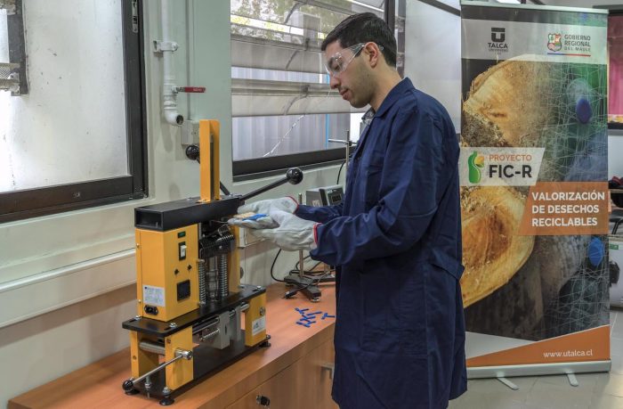 Científicos chilenos desarrollan material sustentable que mezcla plástico y madera reciclados Científicos chilenos desarrollan material sustentable que mezcla plástico y madera reciclados