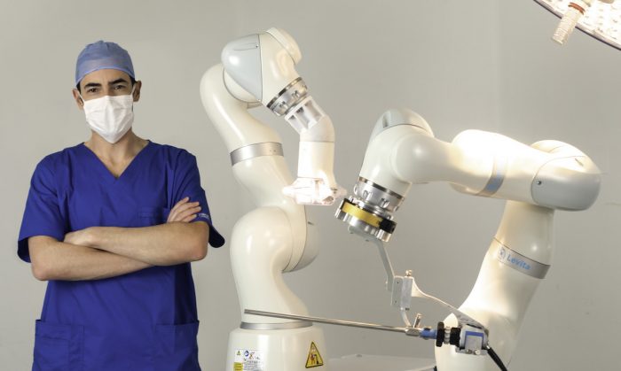 Médico chileno crea robot para cirugía abdominal único en el mundo Médico chileno crea robot para cirugía abdominal único en el mundo
