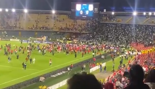 Retorno del público en el fútbol colombiano terminó con batalla campal entre las hinchadas rivales Retorno del público en el fútbol colombiano terminó con batalla campal entre las hinchadas rivales