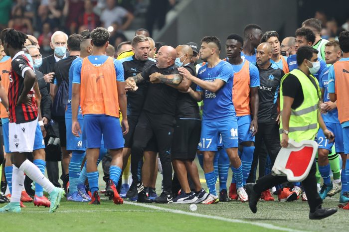 Un descontrolado Jorge Sampaoli tuvo que ser contenido tras invasión del público en encuentro entre Niza y Marsella Un descontrolado Jorge Sampaoli tuvo que ser contenido tras invasión del público en encuentro entre Niza y Marsella