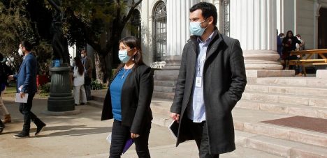 Ciudadanía somete a escrutinio el primer mes de la Convención: dupla Loncon-Bassa despierta una expectativa positiva para enfrentar presiones dentro y fuera de la constituyente