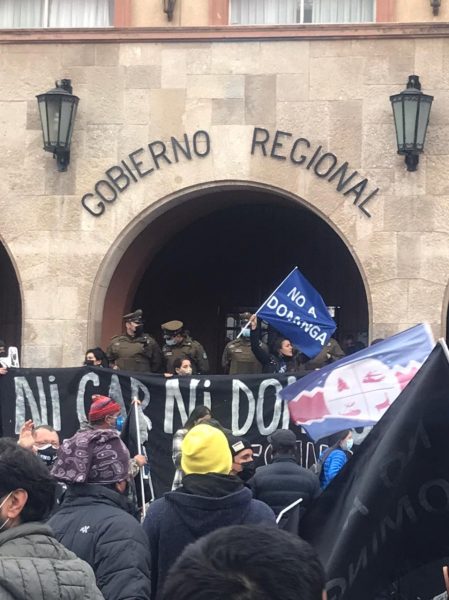 En medio de protestas se desarrolla sesión de la Comisión Ambiental de Coquimbo por Dominga En medio de protestas se desarrolla sesión de la Comisión Ambiental de Coquimbo por Dominga